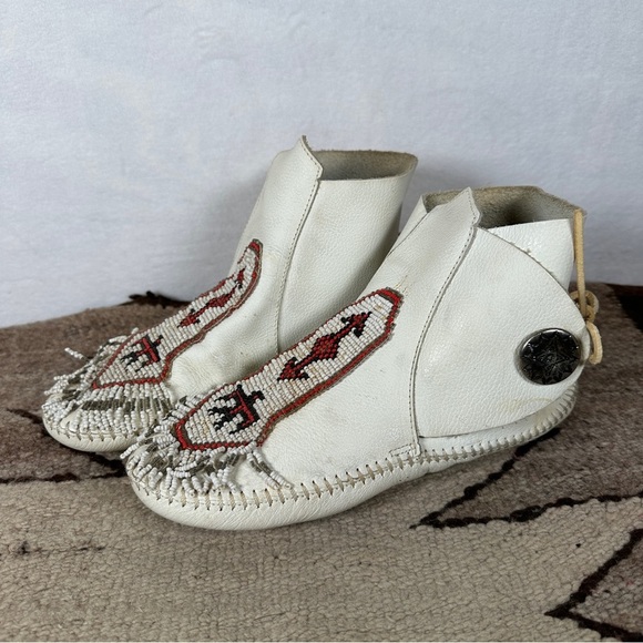 Vintage Minnetonka White Beaded Moccasin Boots thunderbird Native American - Picture 12 of 12